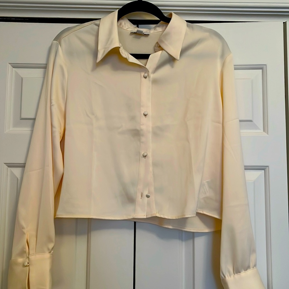 #83 beautiful nwot satin like. Crop top